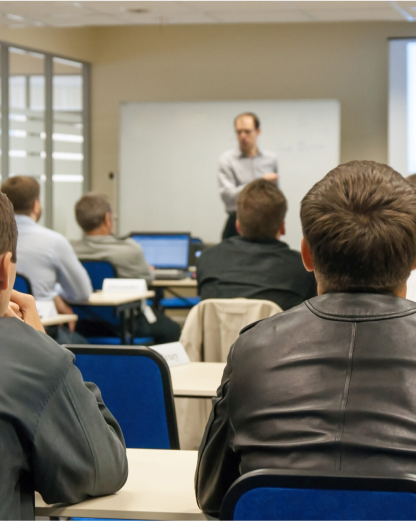 Bekijk wat de doelgroep wilt leren en beperk de hoeveelheid lesstof, zodat ze niet naar een eindeloze reeks van powerpoint-slides hoeven te kijken.